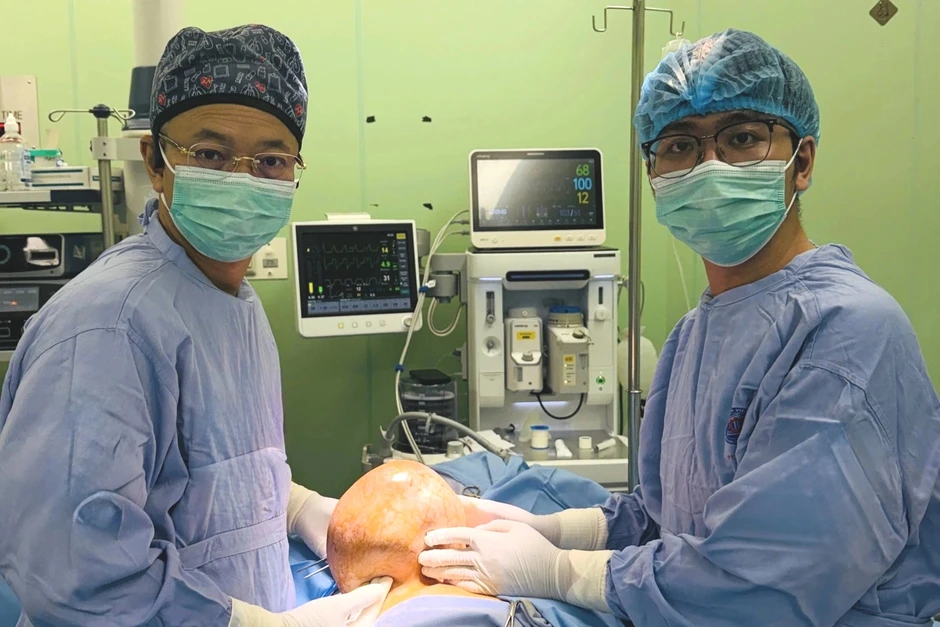 Người phụ nữ mang khối u vú nặng gần 4kg suốt một năm Người phụ nữ mang khối u vú nặng gần 4kg suốt một năm