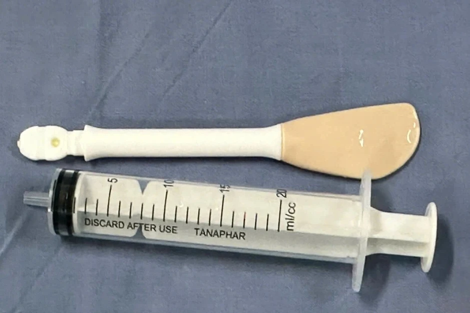 Người phụ nữ nuốt bàn chải dài 20cm vào bụng khi vệ sinh lưỡi Người phụ nữ nuốt bàn chải dài 20cm vào bụng khi vệ sinh lưỡi