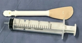 Người phụ nữ nuốt bàn chải dài 20cm vào bụng khi vệ sinh lưỡi