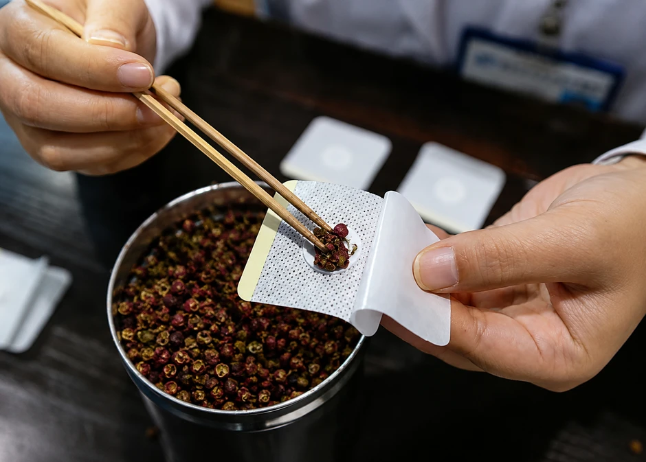 Người phụ nữ tối nào cũng đặt hạt tiêu vào rốn trước khi ngủ, 3 tháng sau 4 điều kinh ngạc đã đến Người phụ nữ tối nào cũng đặt hạt tiêu vào rốn trước khi ngủ, 3 tháng sau 4 điều kinh ngạc đã đến