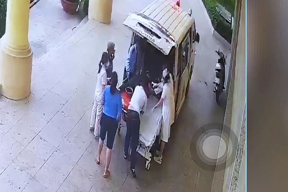 Người phụ nữ vào viện với con dao Thái Lan cắm sâu giữa lưng