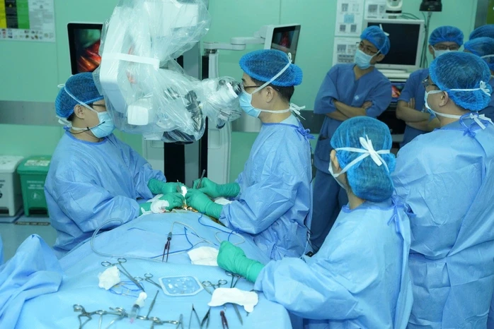 NGƯỜI THẦY THUỐC TRONG TÔI: Cuộc phẫu thuật giữa những lời đối thoại