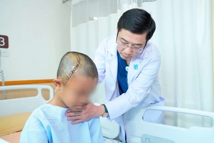 NGƯỜI THẦY THUỐC TRONG TÔI: Cuộc phẫu thuật giữa những lời đối thoại