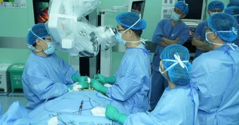 NGƯỜI THẦY THUỐC TRONG TÔI: Cuộc phẫu thuật giữa những lời đối thoại