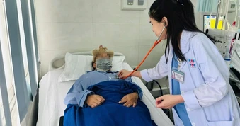 NGƯỜI THẦY THUỐC TRONG TÔI: Lặng thầm níu giữ sự sống