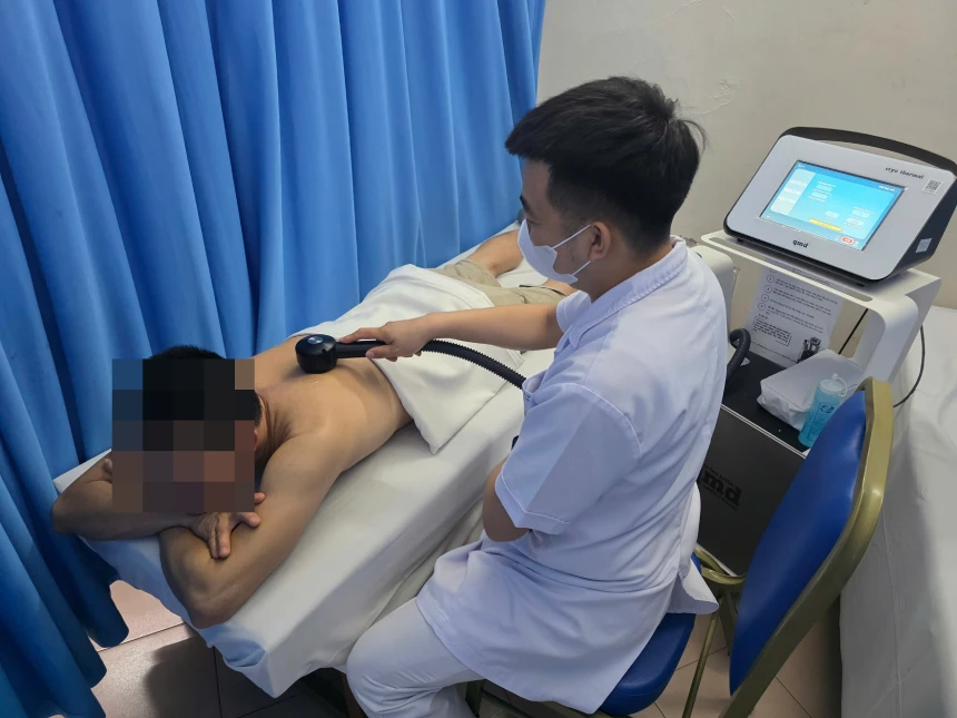 Người trẻ sáng đi làm, tối tranh thủ chữa bệnh Người trẻ sáng đi làm, tối tranh thủ chữa bệnh