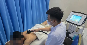 Người trẻ sáng đi làm, tối tranh thủ chữa bệnh