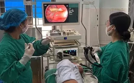 Nguy cơ thủng nội tạng do thói quen ngậm tăm Nguy cơ thủng nội tạng do thói quen ngậm tăm