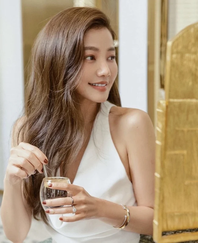 Nhà thiết kế 51 tuổi trẻ trung như thiếu nữ, hé lộ 10 thói quen chống lão hóa để duy trì vóc dáng và làn da Nhà thiết kế 51 tuổi trẻ trung như thiếu nữ, hé lộ 10 thói quen chống lão hóa để duy trì vóc dáng và làn da