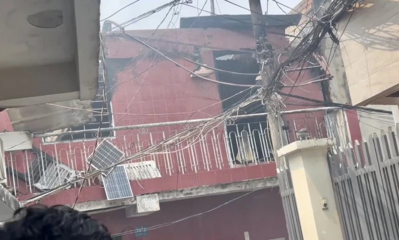 Nhà trong hẻm bốc cháy lan sang nhiều nhà dân xung quanh Nhà trong hẻm bốc cháy lan sang nhiều nhà dân xung quanh