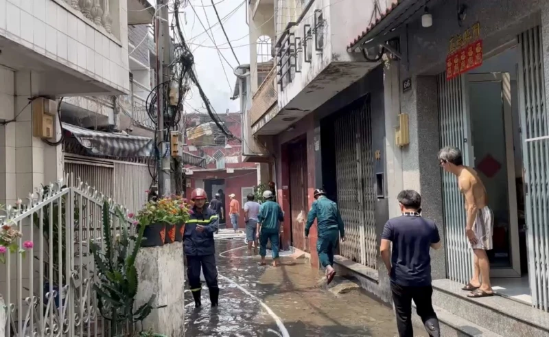 Nhà trong hẻm bốc cháy lan sang nhiều nhà dân xung quanh Nhà trong hẻm bốc cháy lan sang nhiều nhà dân xung quanh