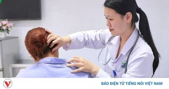 Nhầm mảng da sạm ở cổ là vết bẩn, cô gái 20 tuổi suýt mất mạng
