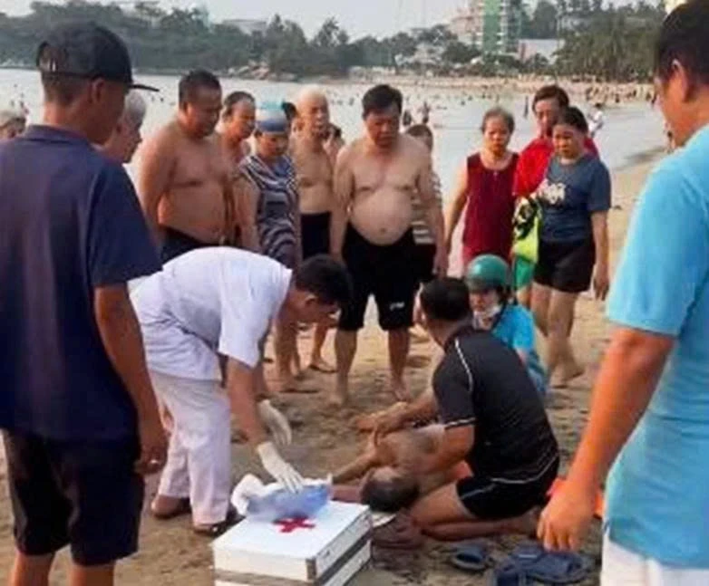 Nhân viên cứu hộ bãi biển cứu sống người đàn ông ngưng tim, ngưng thở Nhân viên cứu hộ bãi biển cứu sống người đàn ông ngưng tim, ngưng thở