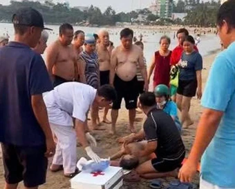 Nhân viên cứu hộ bãi biển cứu sống người đàn ông ngưng tim, ngưng thở
