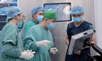 Nhiễm trùng do đắp lá chữa gãy xương