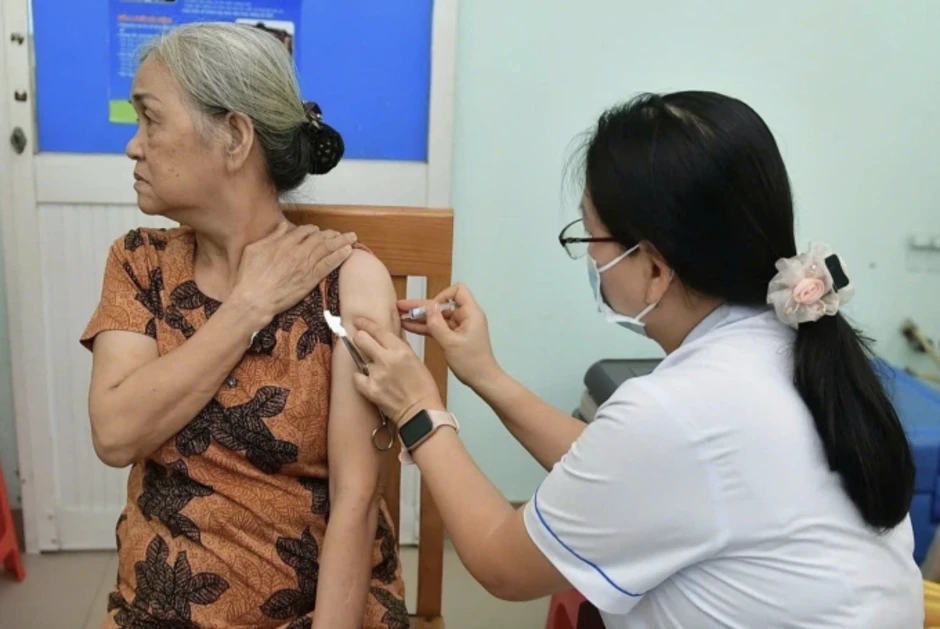 Nhiễm trùng - 'ngòi nổ' nguy hiểm với người già mắc bệnh nền Nhiễm trùng - 'ngòi nổ' nguy hiểm với người già mắc bệnh nền