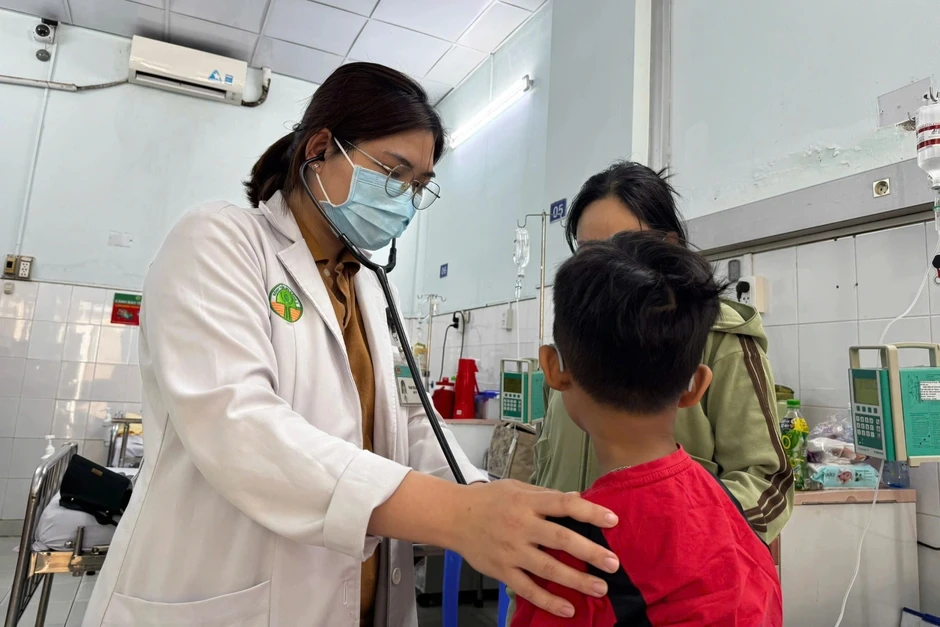 Nhiều học sinh, bảo mẫu trường học ở TPHCM đi cấp cứu: Bộ Y tế chỉ đạo khẩn