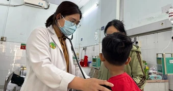 Nhiều học sinh, bảo mẫu trường học ở TPHCM đi cấp cứu: Bộ Y tế chỉ đạo khẩn