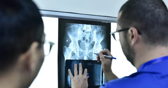Nhiều người không kham nổi 100 triệu đồng để chữa căn bệnh gây đau kéo dài