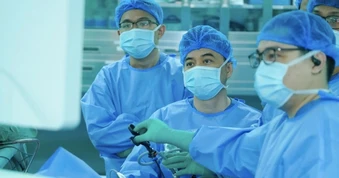 Nhiều người nước ngoài mắc bệnh hiểm nghèo được bác sĩ Việt Nam cứu mạng
