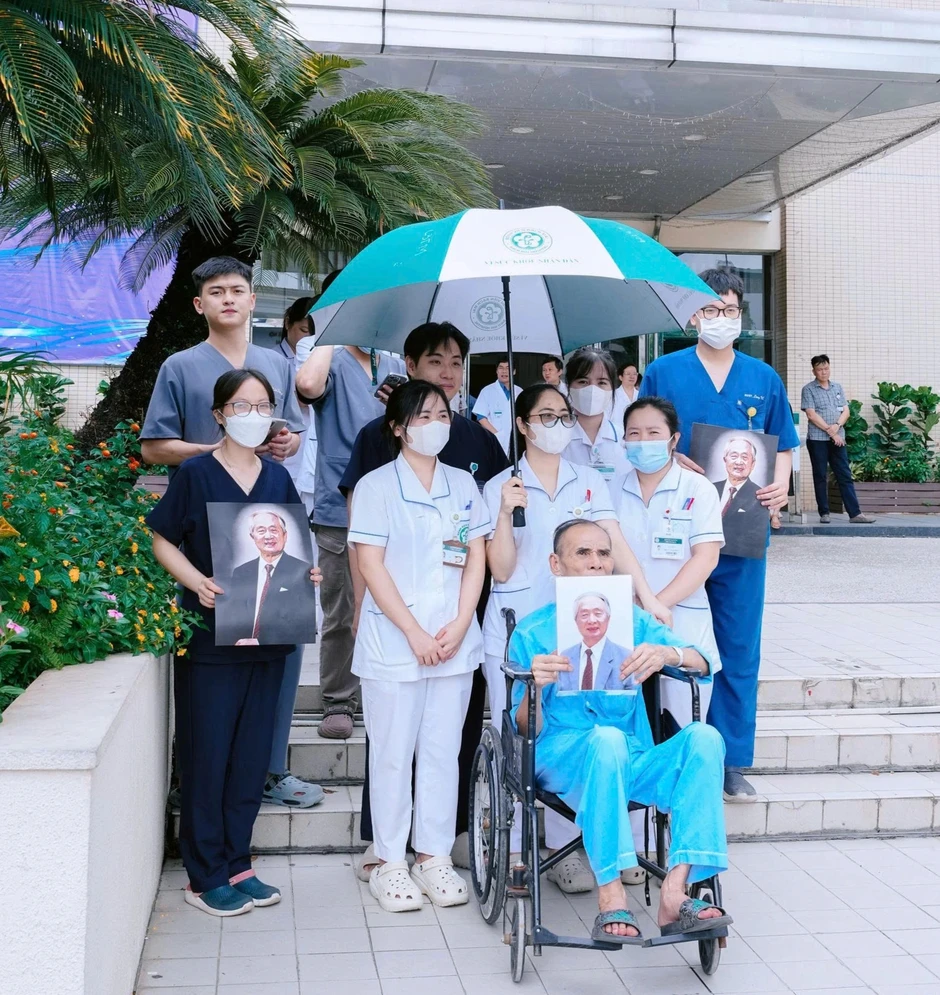 Nhiều thế hệ cán bộ y tế nghẹn ngào tiễn đưa GS Vũ Văn Đính về nơi an nghỉ