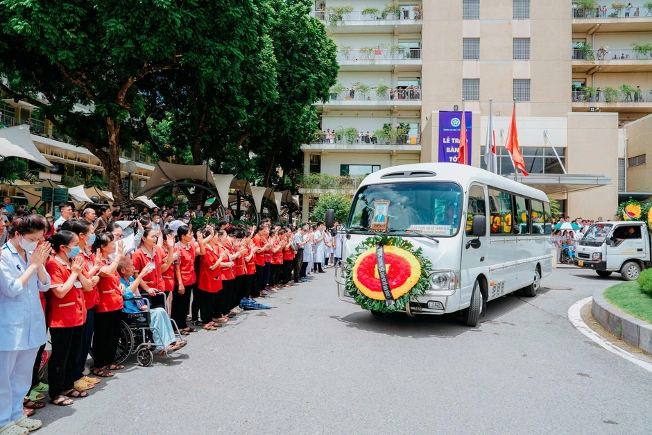 Nhiều thế hệ cán bộ y tế nghẹn ngào tiễn đưa GS Vũ Văn Đính về nơi an nghỉ