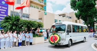 Nhiều thế hệ cán bộ y tế nghẹn ngào tiễn đưa GS Vũ Văn Đính về nơi an nghỉ