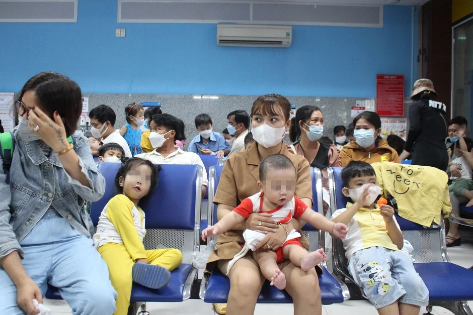 Nhiều trẻ nhập viện ở TPHCM do nắng nóng, bác sĩ khuyến cáo khẩn Nhiều trẻ nhập viện ở TPHCM do nắng nóng, bác sĩ khuyến cáo khẩn