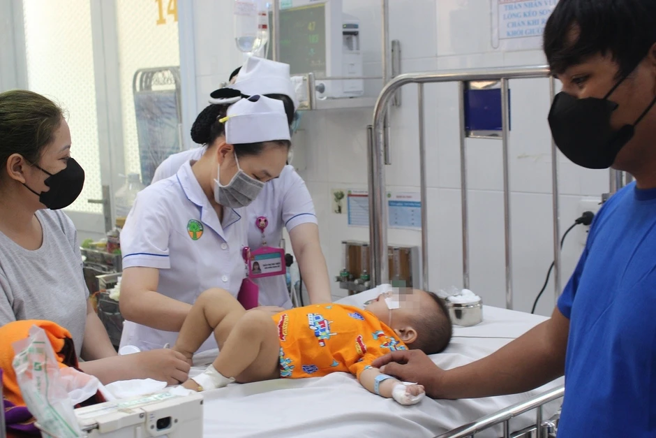 Nhiều trẻ nhập viện ở TPHCM do nắng nóng, bác sĩ khuyến cáo khẩn Nhiều trẻ nhập viện ở TPHCM do nắng nóng, bác sĩ khuyến cáo khẩn