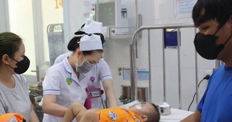 Nhiều trẻ nhập viện ở TPHCM do nắng nóng, bác sĩ khuyến cáo khẩn
