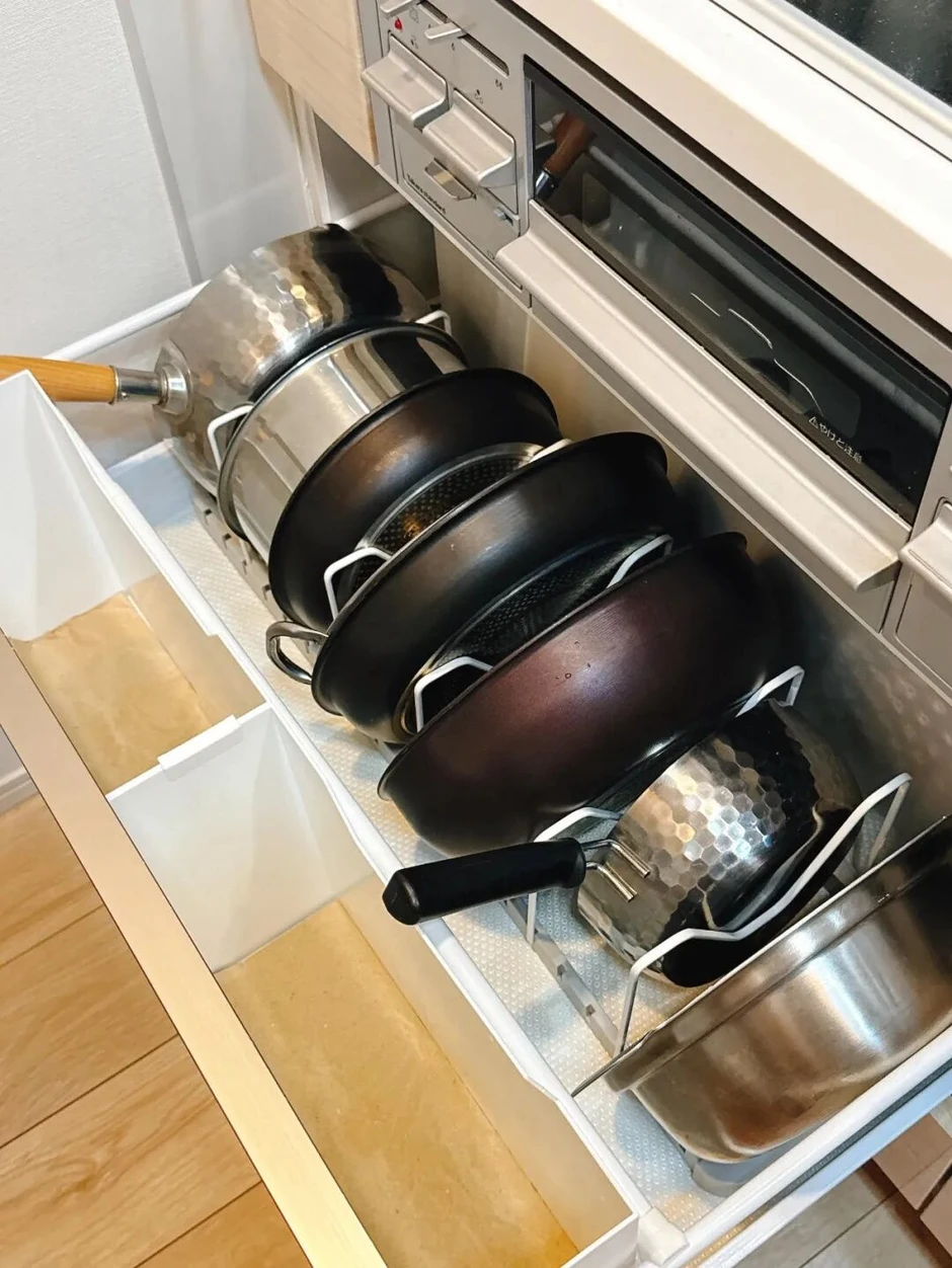 Nhìn 7 cách cất nồi chảo này tôi mới hiểu vì sao bếp nhà mình lúc nào cũng chật: Hóa ra trước giờ xếp sai hết Nhìn 7 cách cất nồi chảo này tôi mới hiểu vì sao bếp nhà mình lúc nào cũng chật: Hóa ra trước giờ xếp sai hết