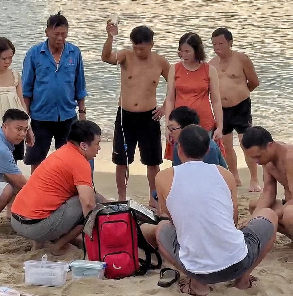 Nhóm y bác sĩ ép tim cứu người bị đuối nước ở biển Nhóm y bác sĩ ép tim cứu người bị đuối nước ở biển
