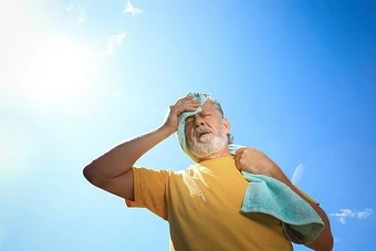 Những bệnh người cao tuổi dễ mắc trong mùa nắng nóng