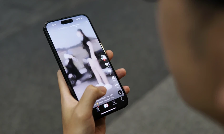 Những bộ não rã rời trong 'cơn lũ' video ngắn Những bộ não rã rời trong 'cơn lũ' video ngắn