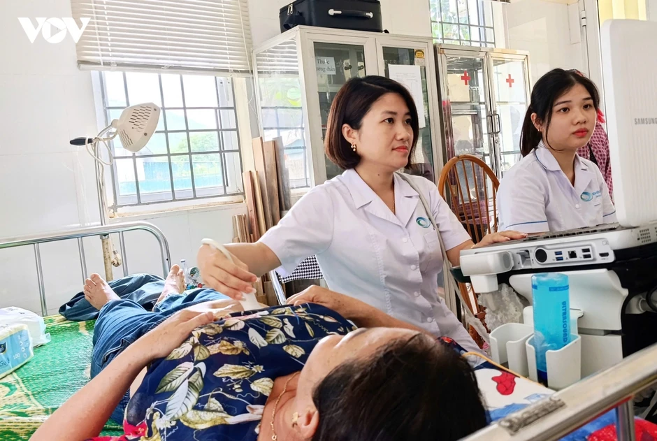 Những chuyến khám bệnh vượt núi đến với người dân vùng khó khăn