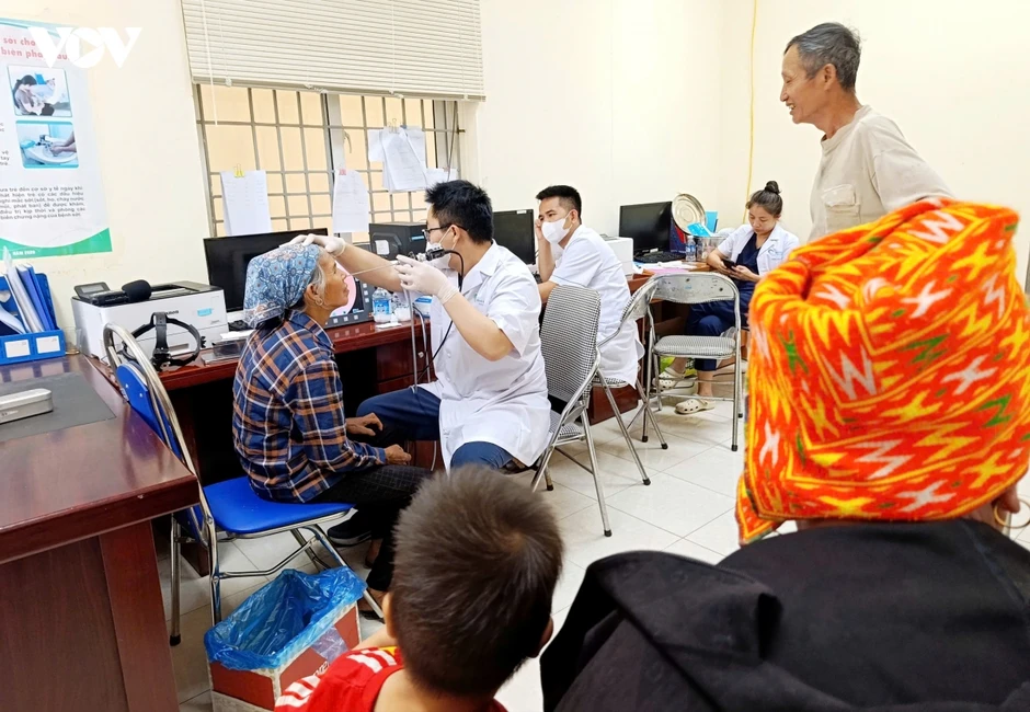Những chuyến khám bệnh vượt núi đến với người dân vùng khó khăn