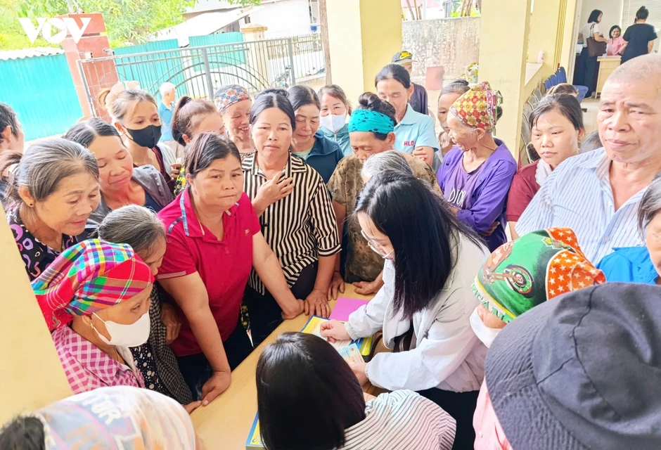 Những chuyến khám bệnh vượt núi đến với người dân vùng khó khăn