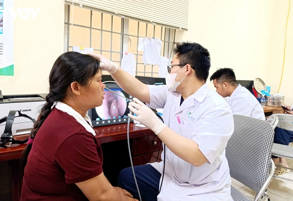 Những chuyến khám bệnh vượt núi đến với người dân vùng khó khăn