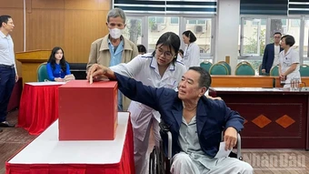 Những cử tri "đặc biệt" bỏ phiếu tại Bệnh viện Bạch Mai