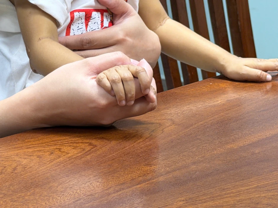 Những đứa trẻ bị kỳ thị vì màu sắc da 'lạ': Bác sĩ phải gọi điện thuyết phục hiệu trưởng