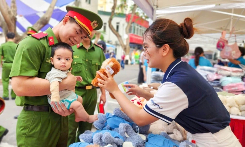 Những em bé bệnh nặng đón Tết thiếu nhi trong viện