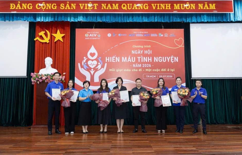 Những giọt máu hồng nối dài sự sống Những giọt máu hồng nối dài sự sống