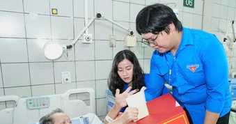 Những lá phiếu đặc biệt bên giường bệnh