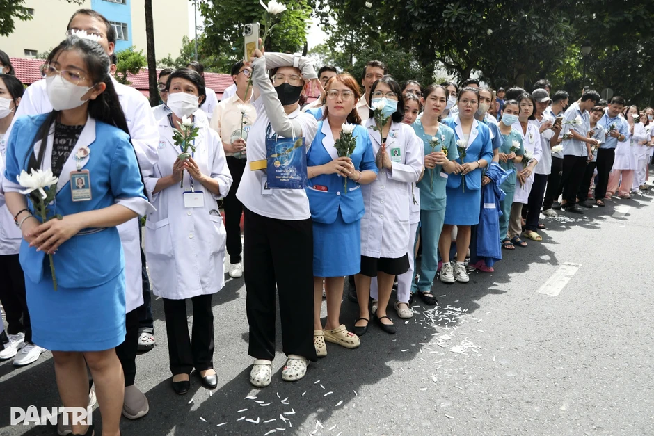Những nỗi niềm người ở lại khi tiễn đưa "thầy của các thầy thuốc" lần cuối Những nỗi niềm người ở lại khi tiễn đưa "thầy của các thầy thuốc" lần cuối