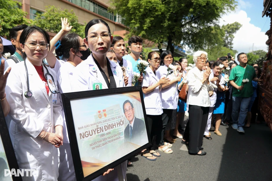 Những nỗi niềm người ở lại khi tiễn đưa "thầy của các thầy thuốc" lần cuối Những nỗi niềm người ở lại khi tiễn đưa "thầy của các thầy thuốc" lần cuối