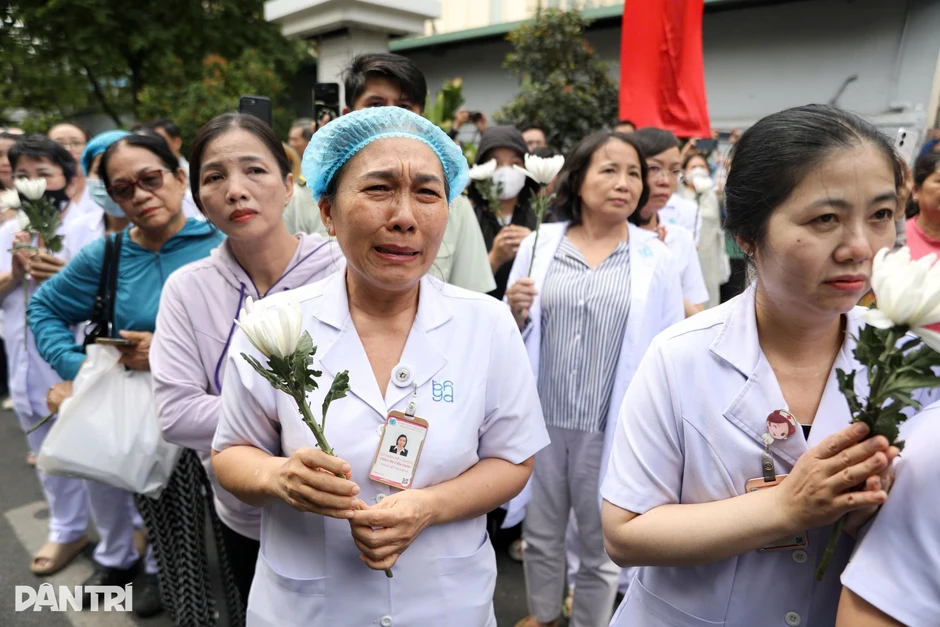 Những nỗi niềm người ở lại khi tiễn đưa "thầy của các thầy thuốc" lần cuối Những nỗi niềm người ở lại khi tiễn đưa "thầy của các thầy thuốc" lần cuối