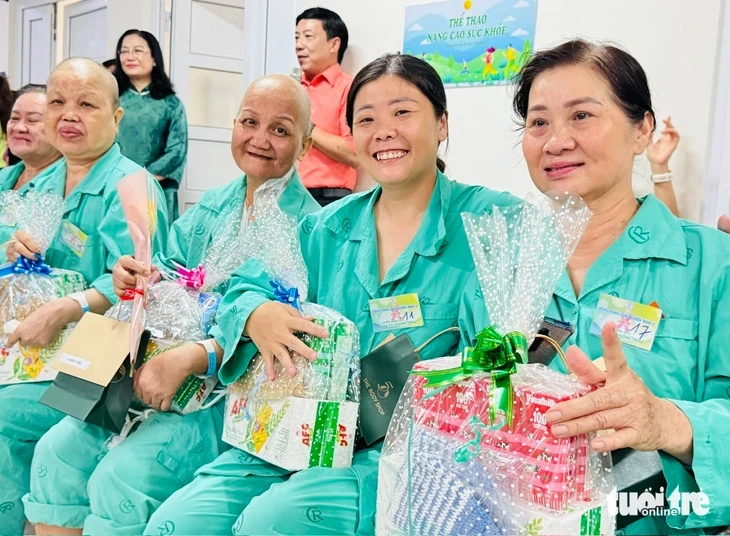 Những nữ 'chiến binh K' rạng rỡ nụ cười trước thềm 8-3, truyền động lực vượt qua bệnh tật Những nữ 'chiến binh K' rạng rỡ nụ cười trước thềm 8-3, truyền động lực vượt qua bệnh tật