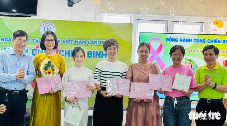 Những nữ 'chiến binh K' rạng rỡ nụ cười trước thềm 8-3, truyền động lực vượt qua bệnh tật Những nữ 'chiến binh K' rạng rỡ nụ cười trước thềm 8-3, truyền động lực vượt qua bệnh tật