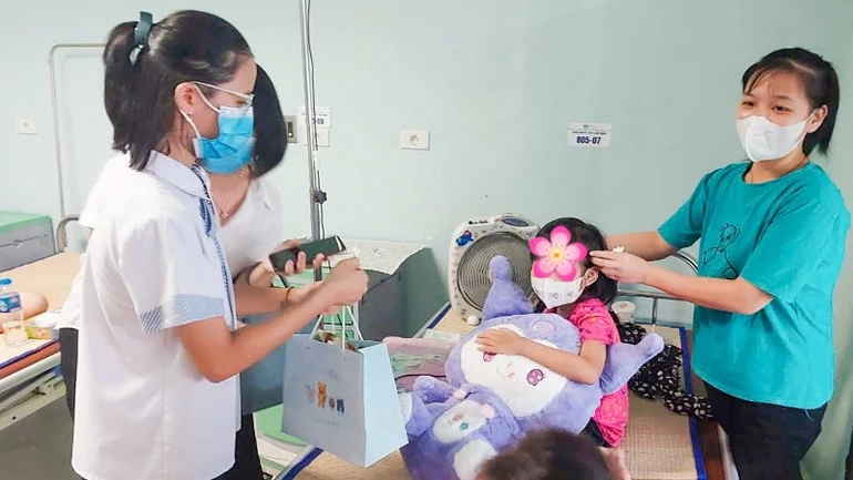 Những "nhịp cầu yêu thương" thầm lặng của nhân viên công tác xã hội Những "nhịp cầu yêu thương" thầm lặng của nhân viên công tác xã hội