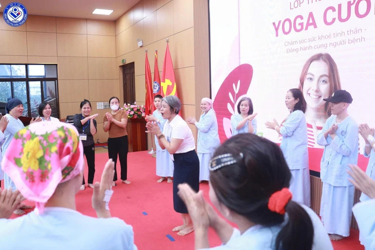 Những "nhịp cầu yêu thương" thầm lặng của nhân viên công tác xã hội Những "nhịp cầu yêu thương" thầm lặng của nhân viên công tác xã hội